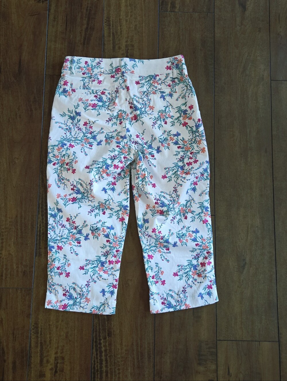 St Johns Bay Pants Women's White Floral Mid Rise Capri Secretly Slender Size 4 - Picture 5 of 10